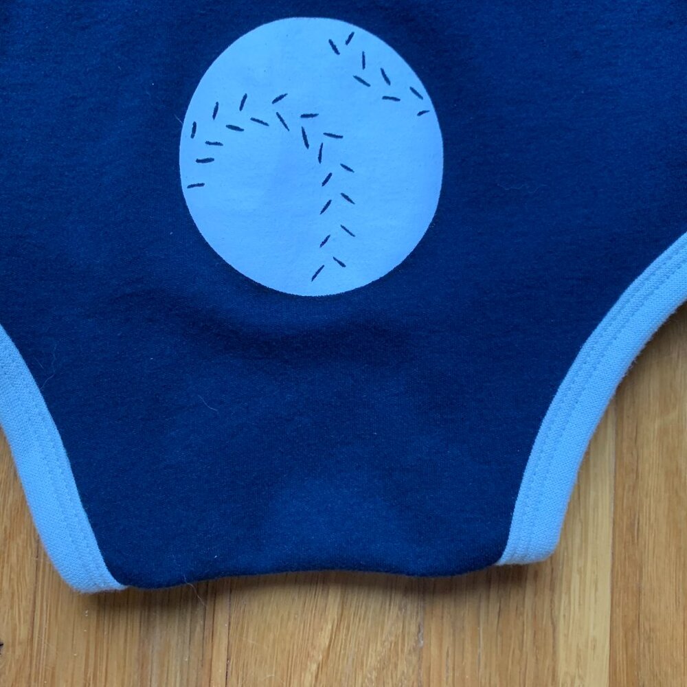 NWT Yankees 3-Piece Onesie Set 12 months Bib and Booties - Picture 12 of 13